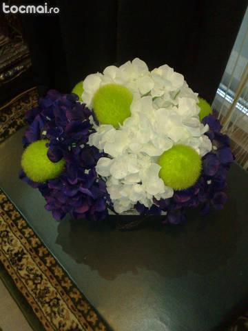 Aranjament flori artificiale - hortensii mov inchis si albe