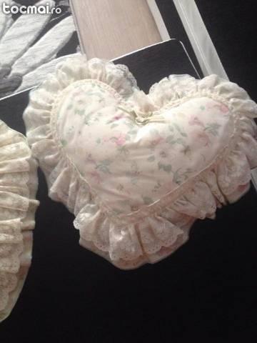 Perna Shabby Chic in forma de inima cu dantela