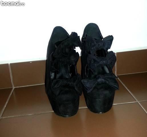 Pantofi negri mar 35 cu platforma gen lady gaga