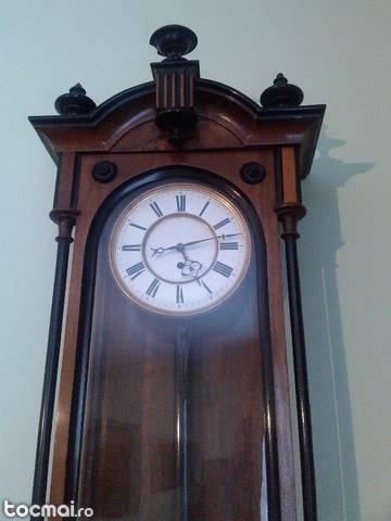 ceas de perete vechi cu o greutate