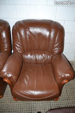 Canapea cu un foteliu din piele naturala. Import