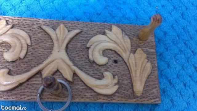 Cuier chei sculptat manual din lemn de tei