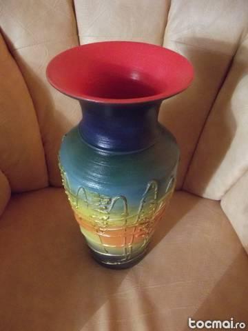 Vaza din ceramica lucrata manual pe roata de olarit