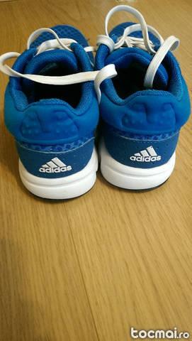 Pantofi sport Adidas.