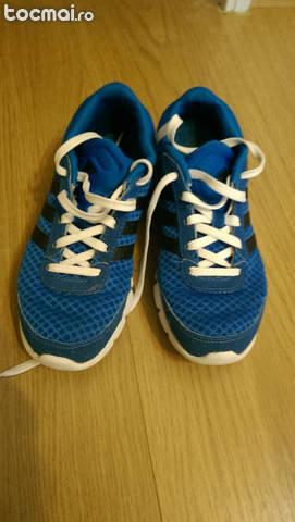 Pantofi sport Adidas.