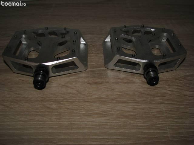 Pedale plate VP components tip 55, usoare, aluminiu, cu pini