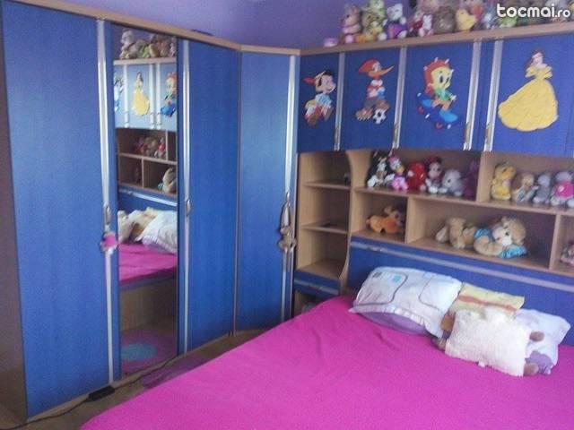 Dormitor din pal culoare cires cu usi albastre