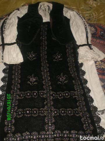 Costum popular vechi de 100 de ani, zona Valcea
