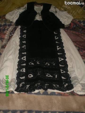 Costum popular vechi de 100 de ani, zona Valcea