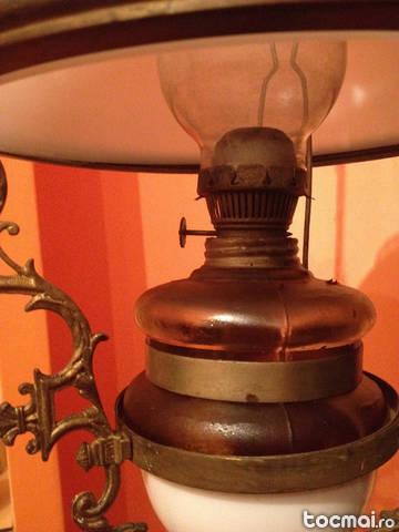Candelabru vechi cu lampa petrol