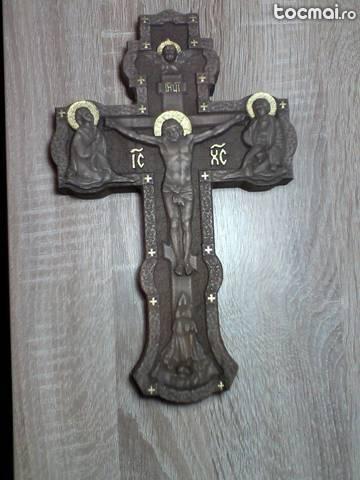 Cruce scuptata in lemn de nuc - model deoebit