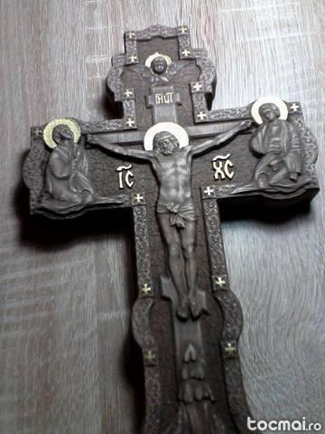 Cruce scuptata in lemn de nuc - model deoebit