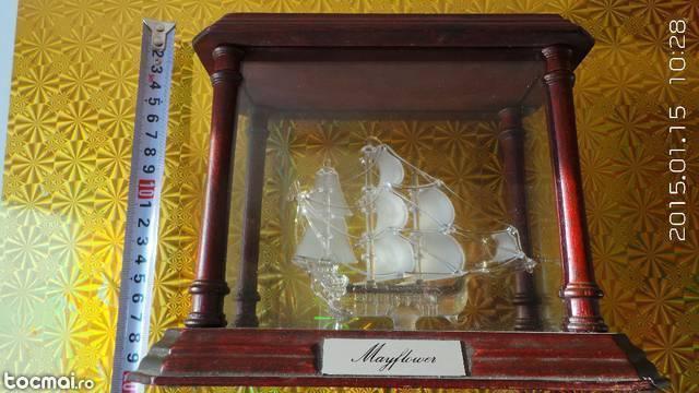 corabie sticla Mayflower in caseta cu vitrina