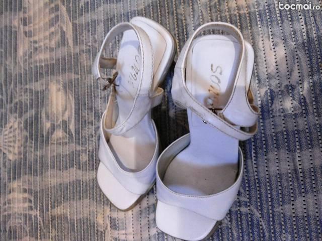 sandale albe