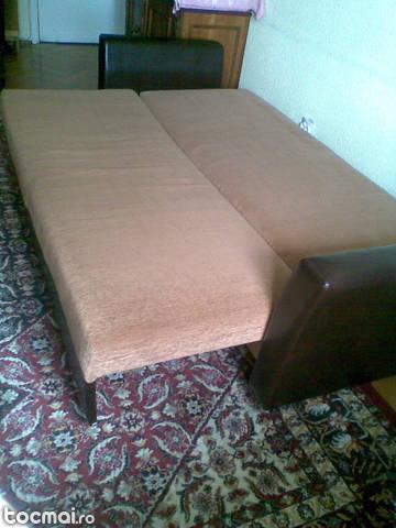 Canapea pe cadru metalic