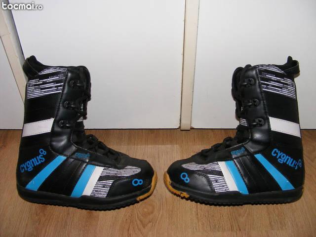 Boots snowboard marca cygnus marimea 39, 5