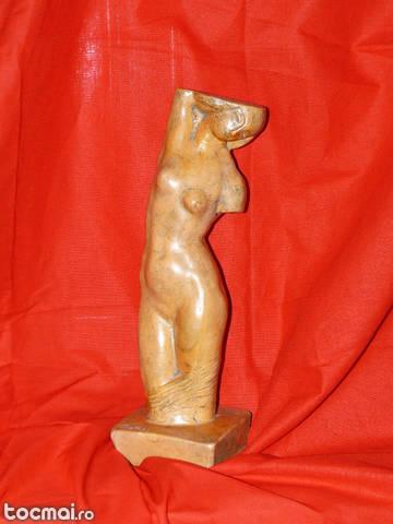 Tors feminin (statueta)