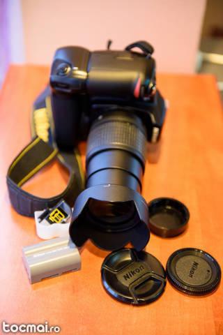 Nikon D80 cu obiectiv 18- 135, grip, acumulator si accesorii