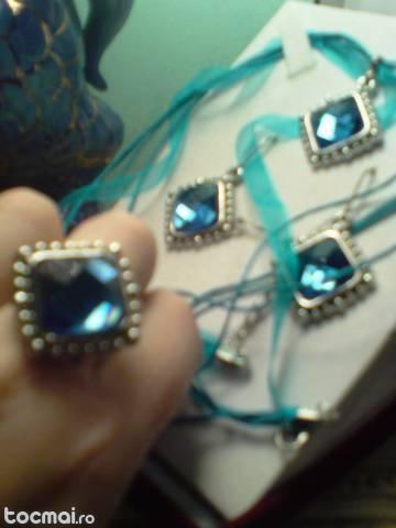 set cercei, medalion si inel cu piatra albastra din inox