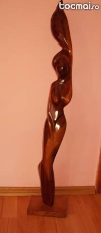 Statueta sculptata manual din lemn