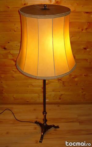 Lampa (lampadar) cu picior metalic reglabil pe inaltime