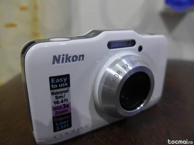 Nikon S31 rezistenta la apa / socuri