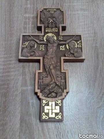 Cruce sculptata in lemn de cires