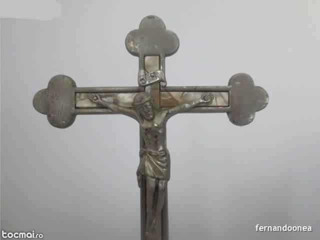 Crucifix din metal Posibil alama argintata