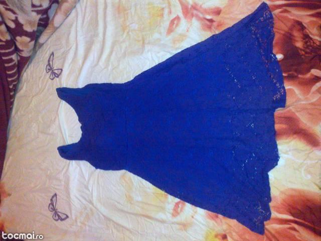 rochie albastra spate decoltat