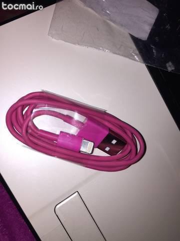 Cablu Usb roz si alb, de 1m pt iPhone 6, 6plus, 5s, 5c, 5
