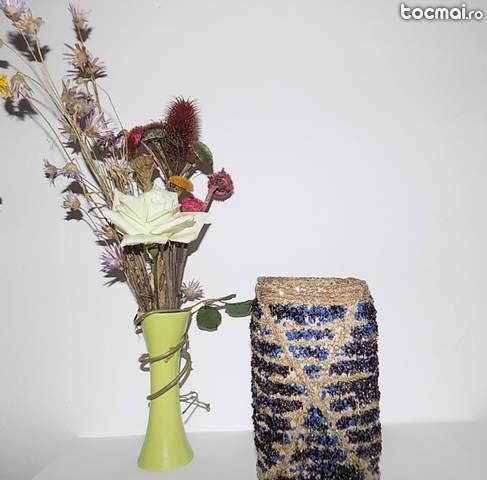 Vaza decorativa realizata manual din sfoara impletita