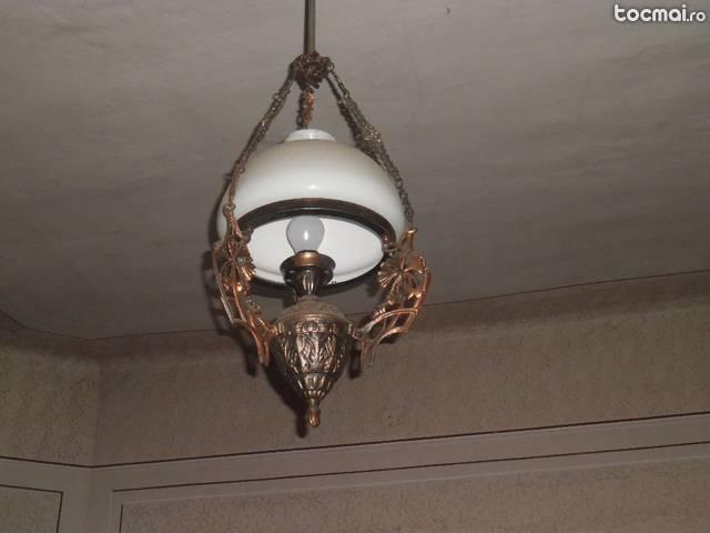 lampa de tavan veche.