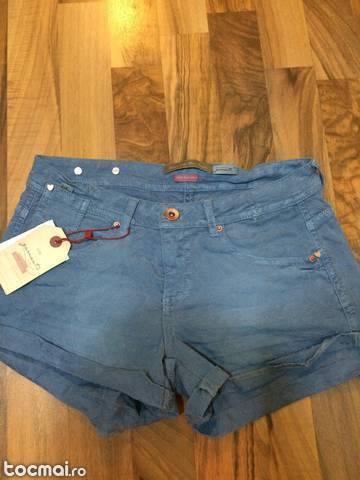 Pantaloni scuri Stradivarius