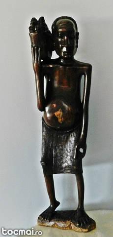 Sculptura in lemn- culegator de ananas - arta africana