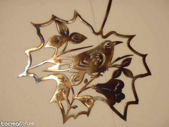 Decoratiune de perete din metal Pasare in frunza