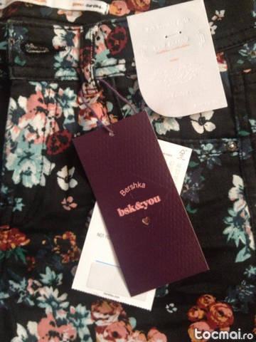 pantaloni Bershka cu eticheta, imprimeu floral