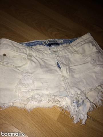 Pantaloni scurti pe alb Zara Trafaluc marime mica noi