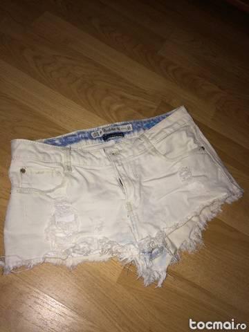 Pantaloni scurti pe alb Zara Trafaluc marime mica noi