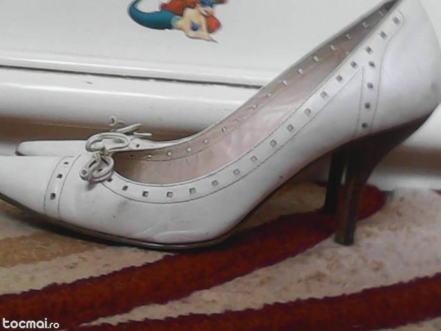 pantofi albi de piele marimea 39