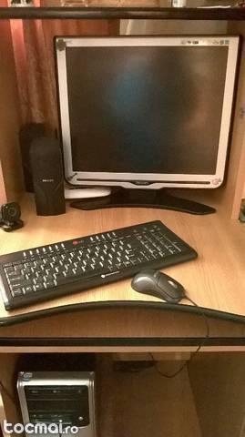 PC: monitor, unitate, boxe, tastatura si mouse