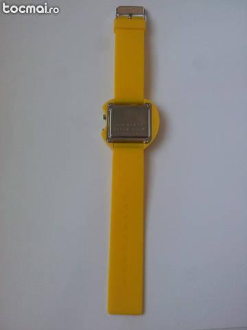 Ceas LED Galben
