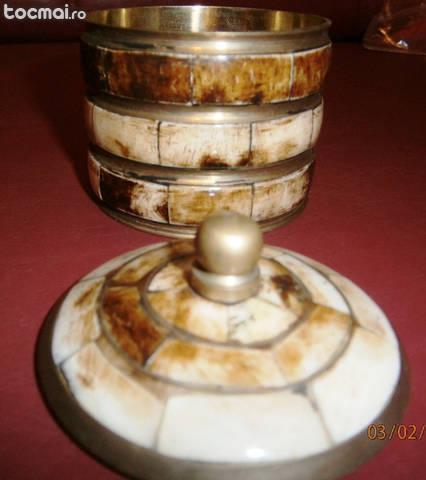 Cutie bijuteri din bronz cu insertii de os sau fildes, veche