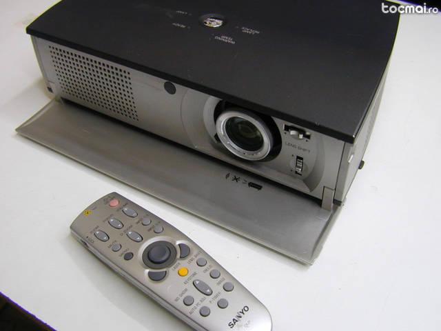 Videoproiector sanyo plv- z1 cu telecomanda