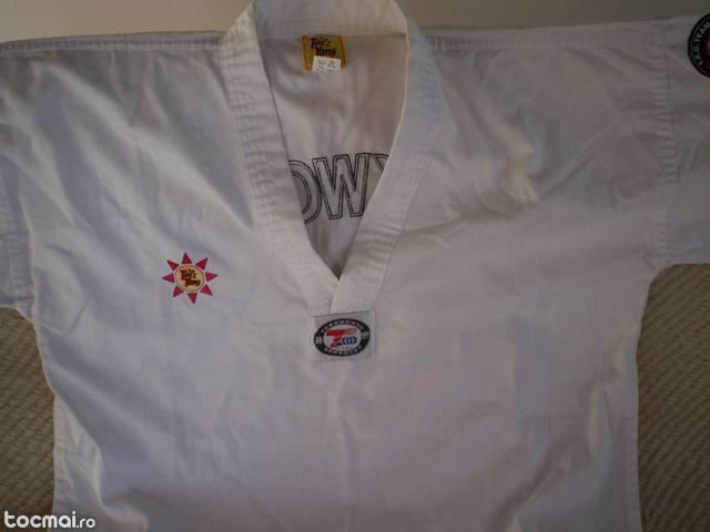 Costum taekwondo alb.