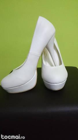 pantofi albi cu toc