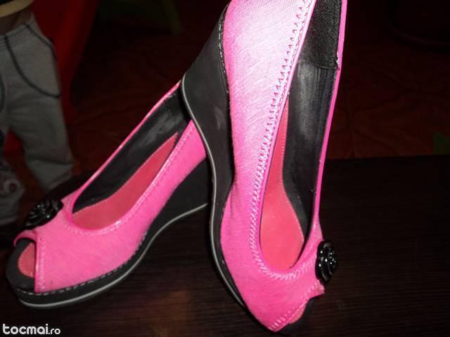 Sandalute roz foarte frumoase