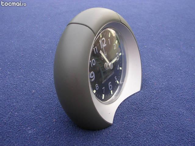 Ceas cu alarma fluorescent