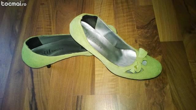 Pantofi de culoare verde!