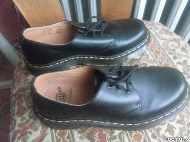 Pantofi dr martens model 1461