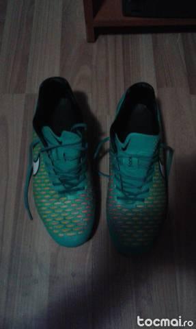 ghete de fotbal nike magista